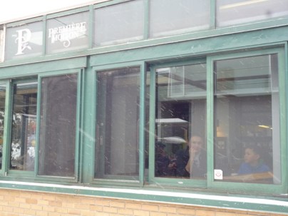 силуэты Марата и Артура в окне кафе