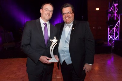 Действующий мэр Монреаля вручает вице-президенту компании Кристофу Вельмеру золотую звезду партнерства  с бельгийской компанией OpenERP 