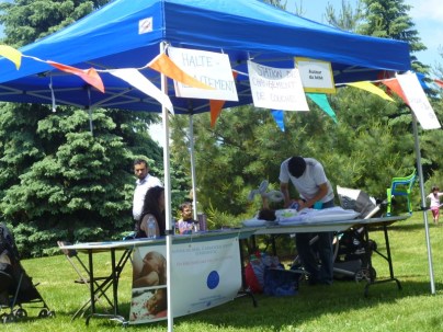 Как раз вот один из пап переодевает своих двух близняшек по очереди. 