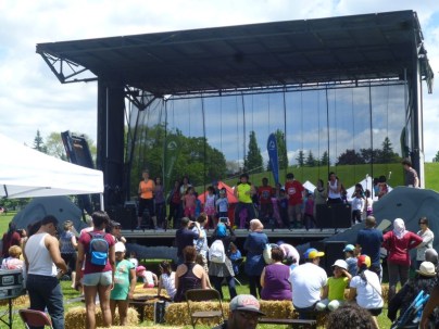 Дяденька проводит для всех желающих урок Зумбы