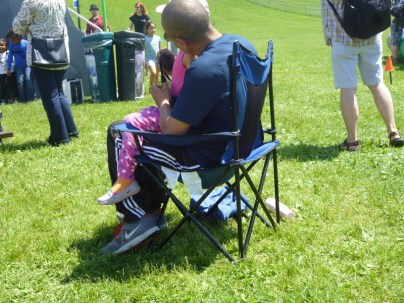 Кстати, вот такие раскладные кресла-  наиболее желанны в ближайших покупках. нет их пока у нас, а очень удобная штука.